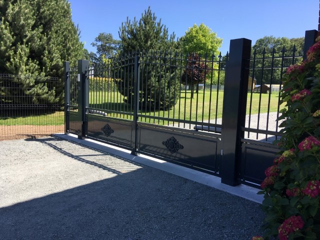 portail ou portillon sur mesure, en acier, barreaudage ou treillis soudé, de la couleur de votre choix